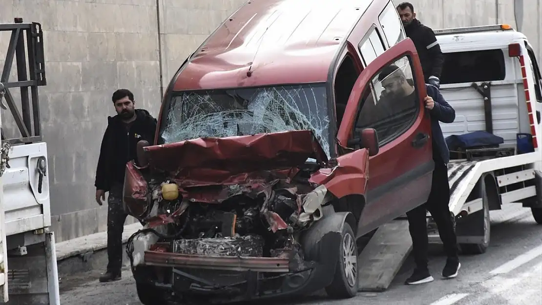 Van'da zincirleme trafik kazası: 2 yaralı