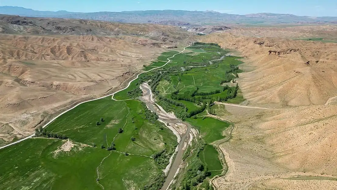 Van'daki mendereslerde ilkbahar güzelliği dronla görüntülendi