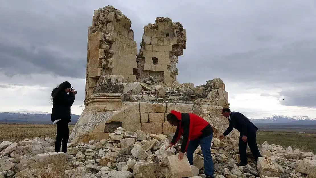 Van depreminde yıkılan 600 yıllık tarihi eser ayaklandı