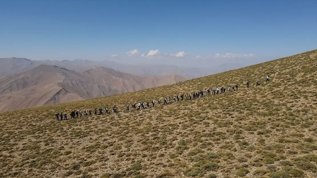 Van Gölü Aktivistleri Derneği Üyeleri Artos Dağı'na Tırmandı