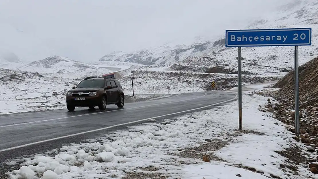 Van'ın Bahçesaray ilçesinde kar yağışı etkili oldu