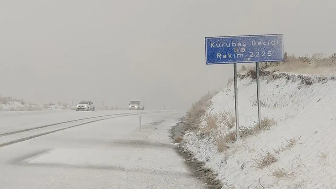 Van'ın yüksek kesimleri kara ve sise teslim oldu