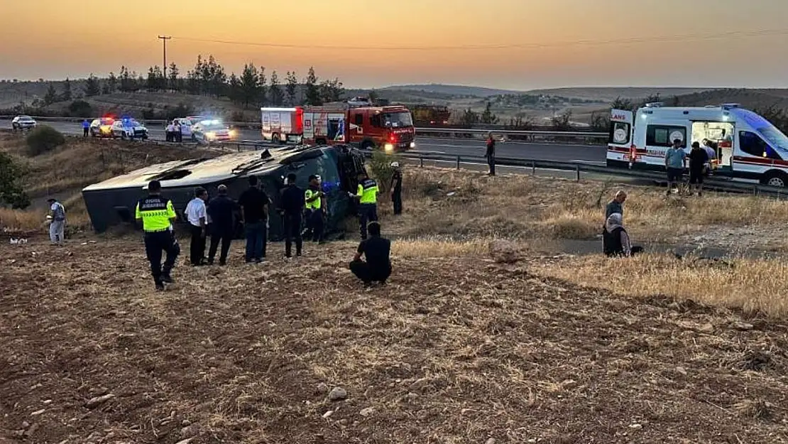 Van yolcu otobüsü devrildi: 30 yaralı!
