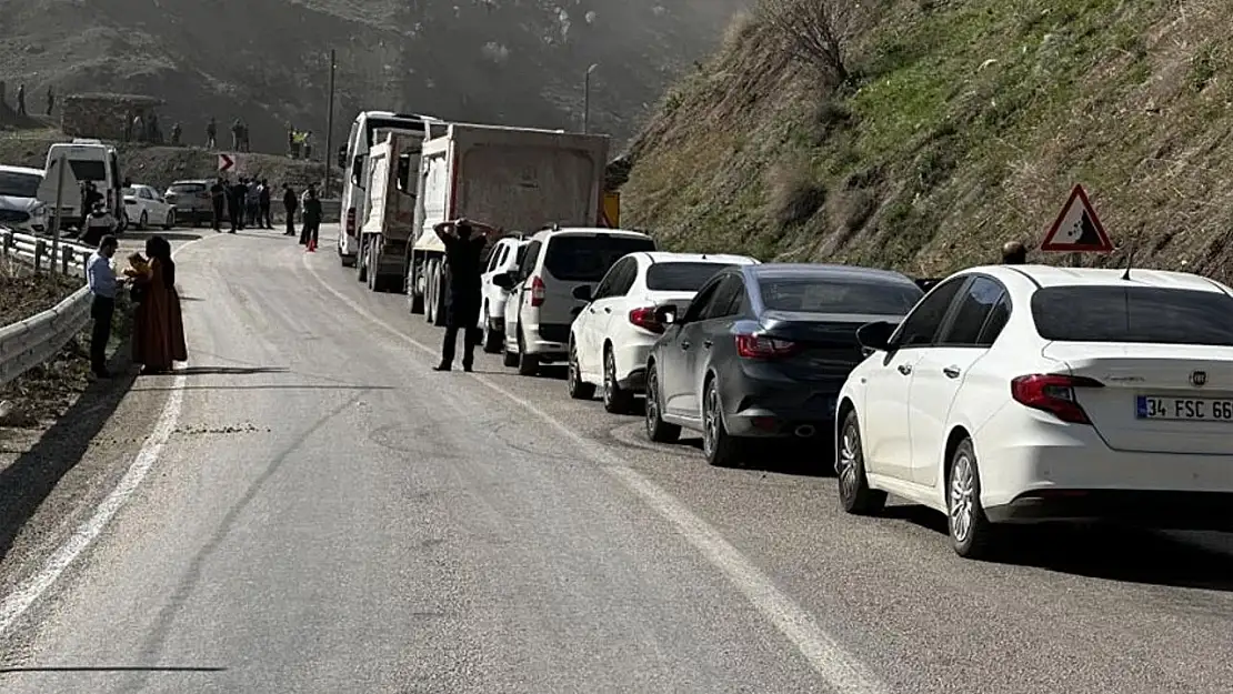 Van-Yüksekova kara yolundaki heyelan sonrası dağcılar devreye girdi