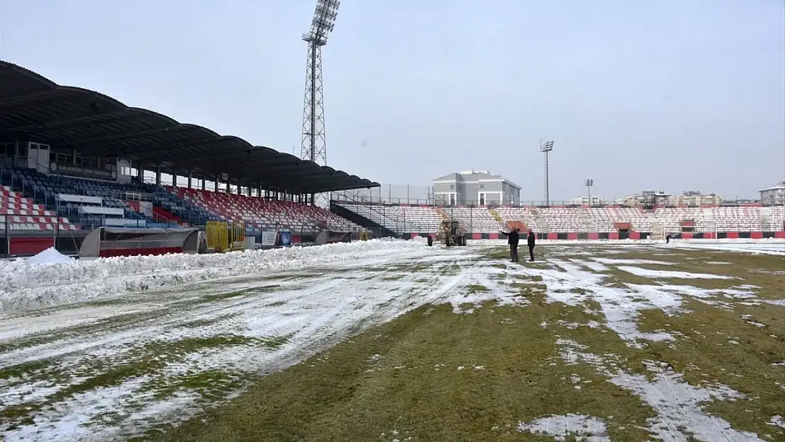 Vanspor maçı öncesi stadyum zemini kamyonlarla ezildi: Büyük tepki