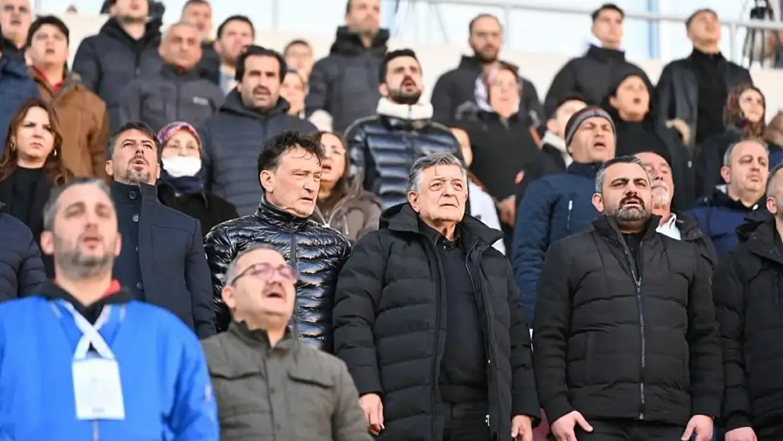 Yılmaz Vural, Van Spor-Karaman maçını trübünden izledi