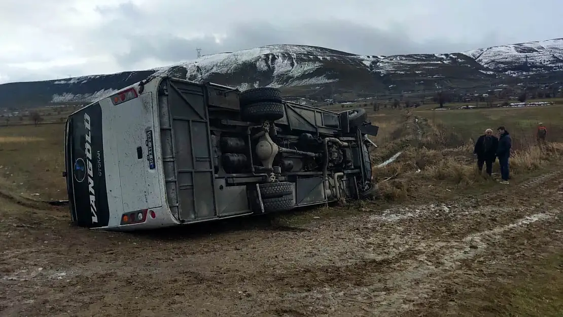 Yolcu midibüsü şarampole devrildi: 27 yaralı...