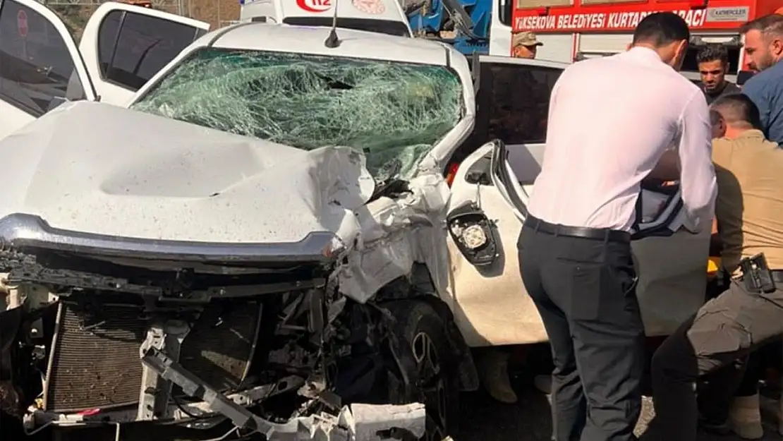Yüksekova-Van kara yolunda trafik kazası: 3 yaralı