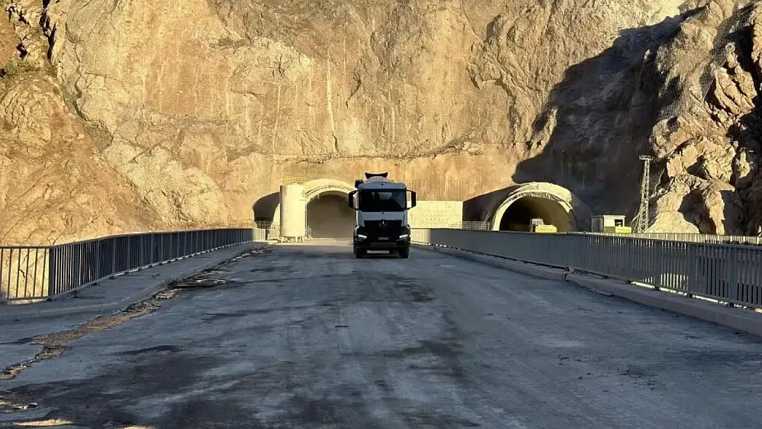 Yüksekova'yı Van-Hakkari'ye bağlayan Tünel Sonunda açılıyor