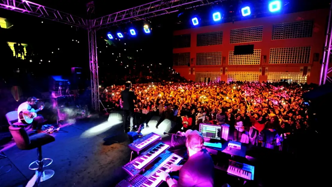 Yüzüncü Yıl Üniversitesi'nde konser skandalı devam ediyor!