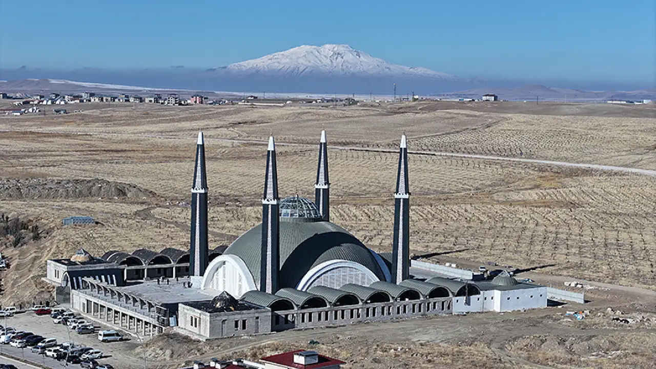Van'daki Tıbbiye Camii ibadete açıldı