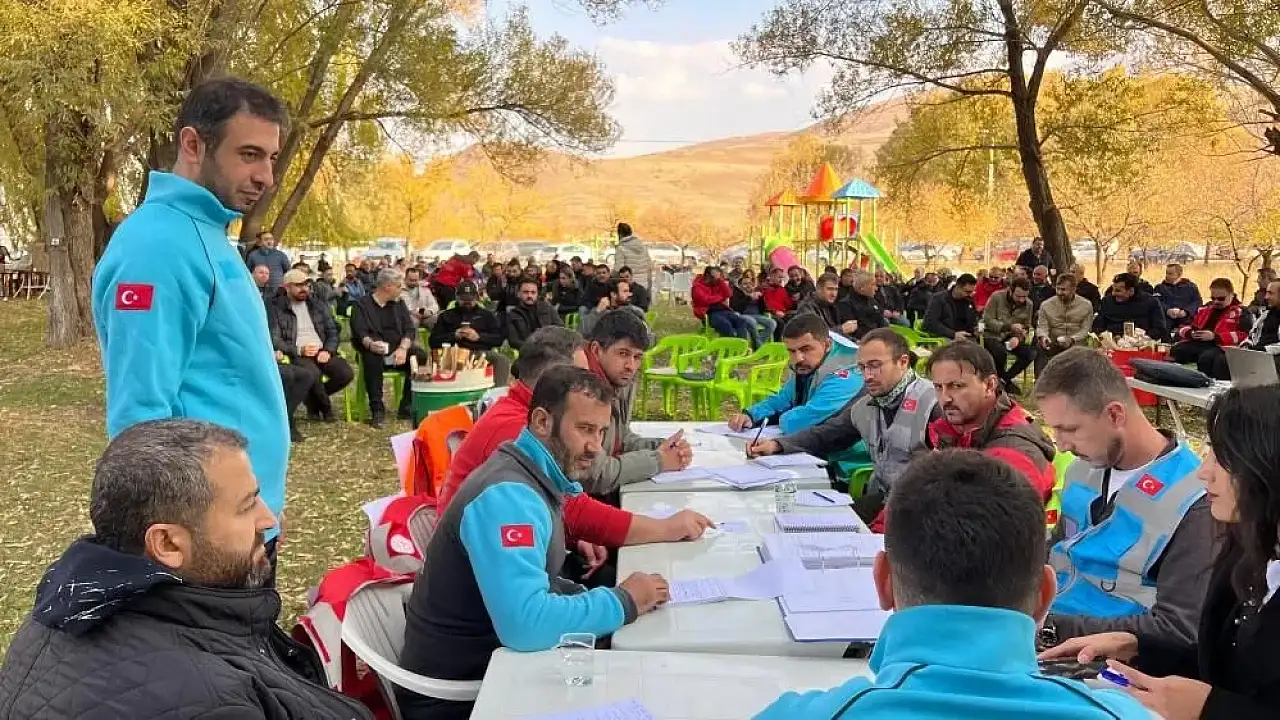 Van'da sağlık yöneticileri afet farkındalık kampında buluştu