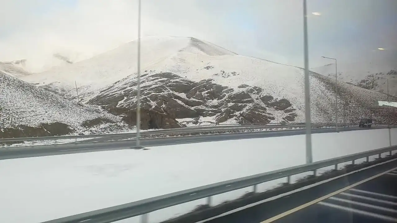 Başkale'de kar yağışı etkili oldu