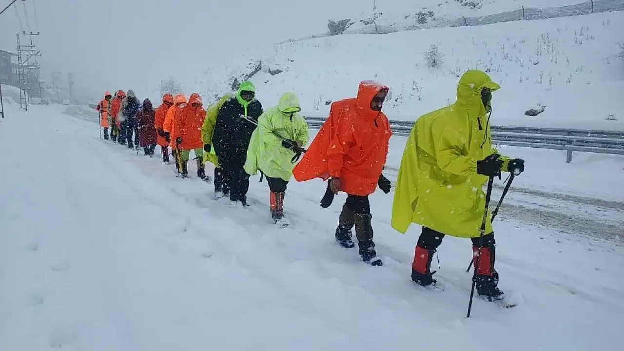 Van'da kar nedeniyle yol kapandı, rota Toprakkale'ye çevrildi