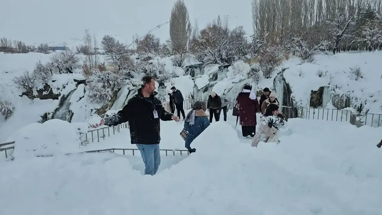 Kışın en güzel durağı: Muradiye şelalesi ziyaretçilerini ağırlıyor