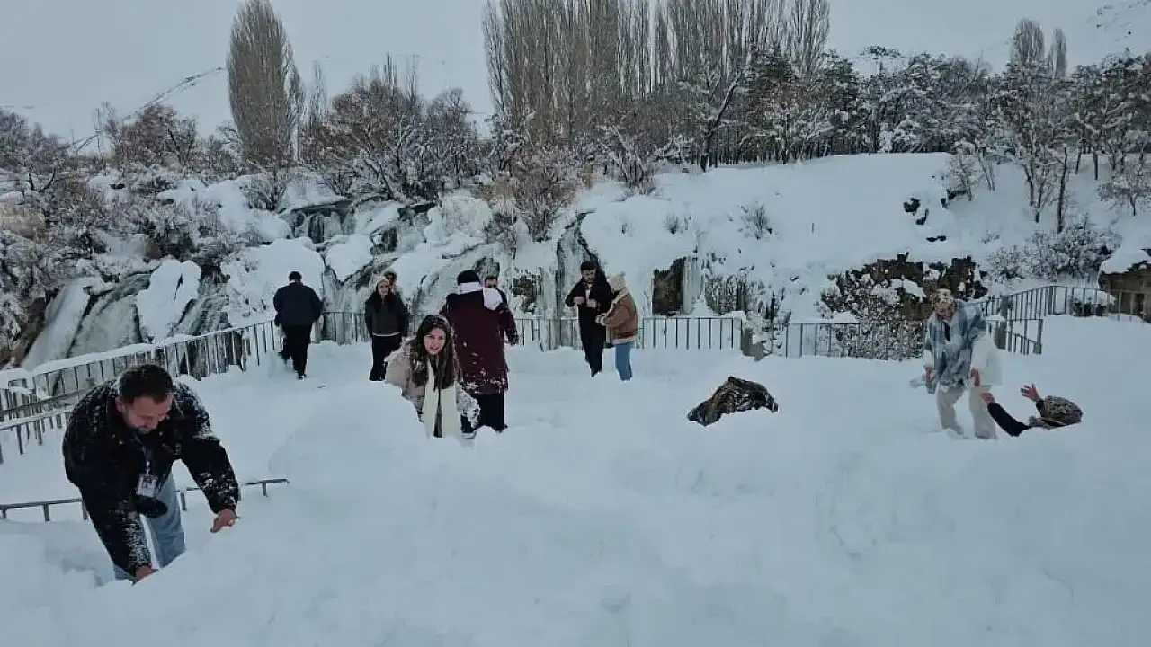 Kışın en güzel durağı: Muradiye şelalesi ziyaretçilerini ağırlıyor