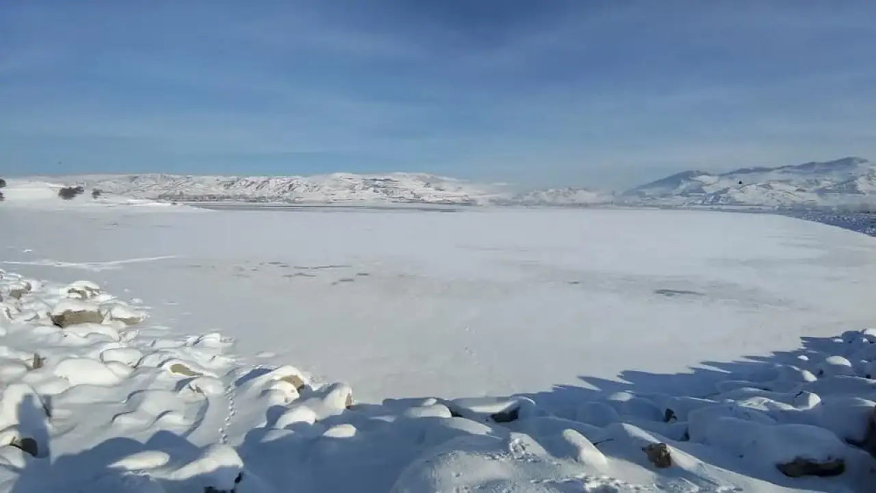 Van'da sıhke göleti buzla kaplandı