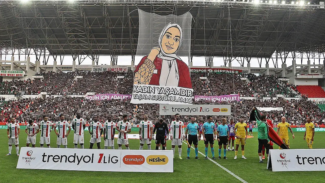 Amed Sportif'ten Rojin Kabaiş pankartı