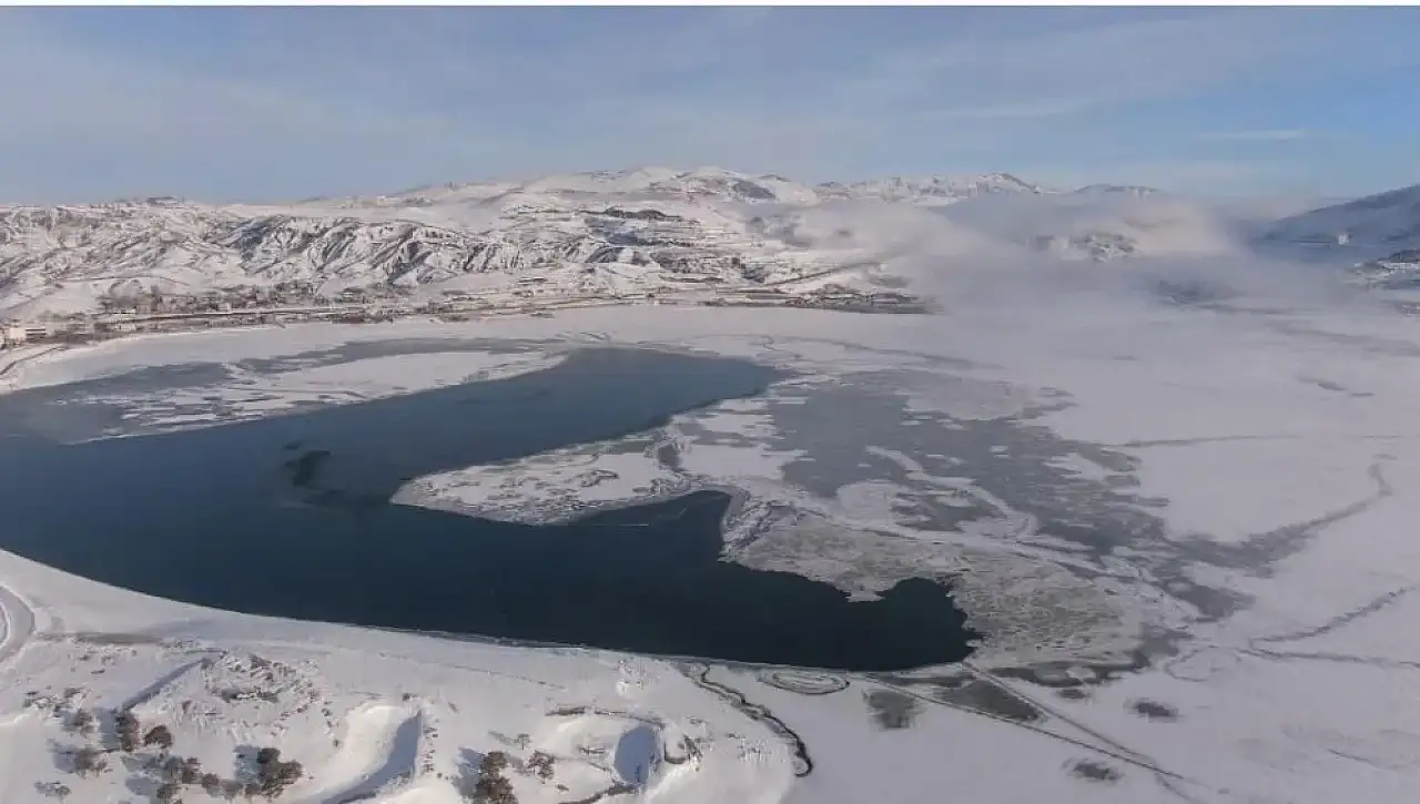 Van'da sıhke göleti buzla kaplandı