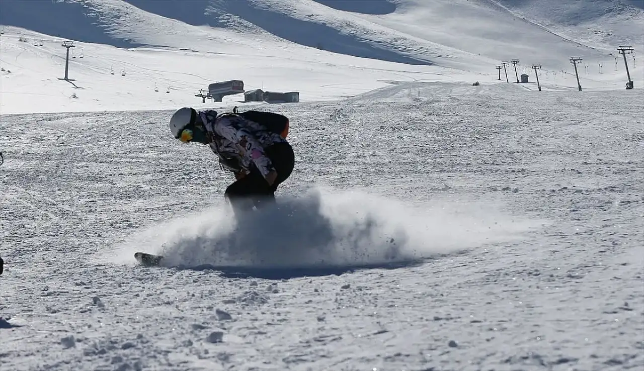Van'daki Abalı Kayak Merkezi'nde kayak sezonu açıldı