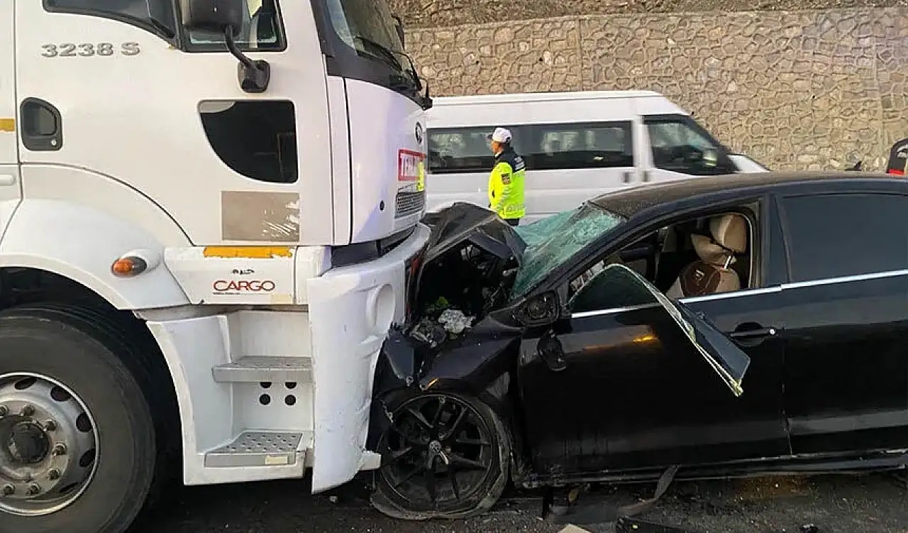 Van'da yakıt tankeri ile otomobil çarpıştı: 2 ölü, 4 yaralı