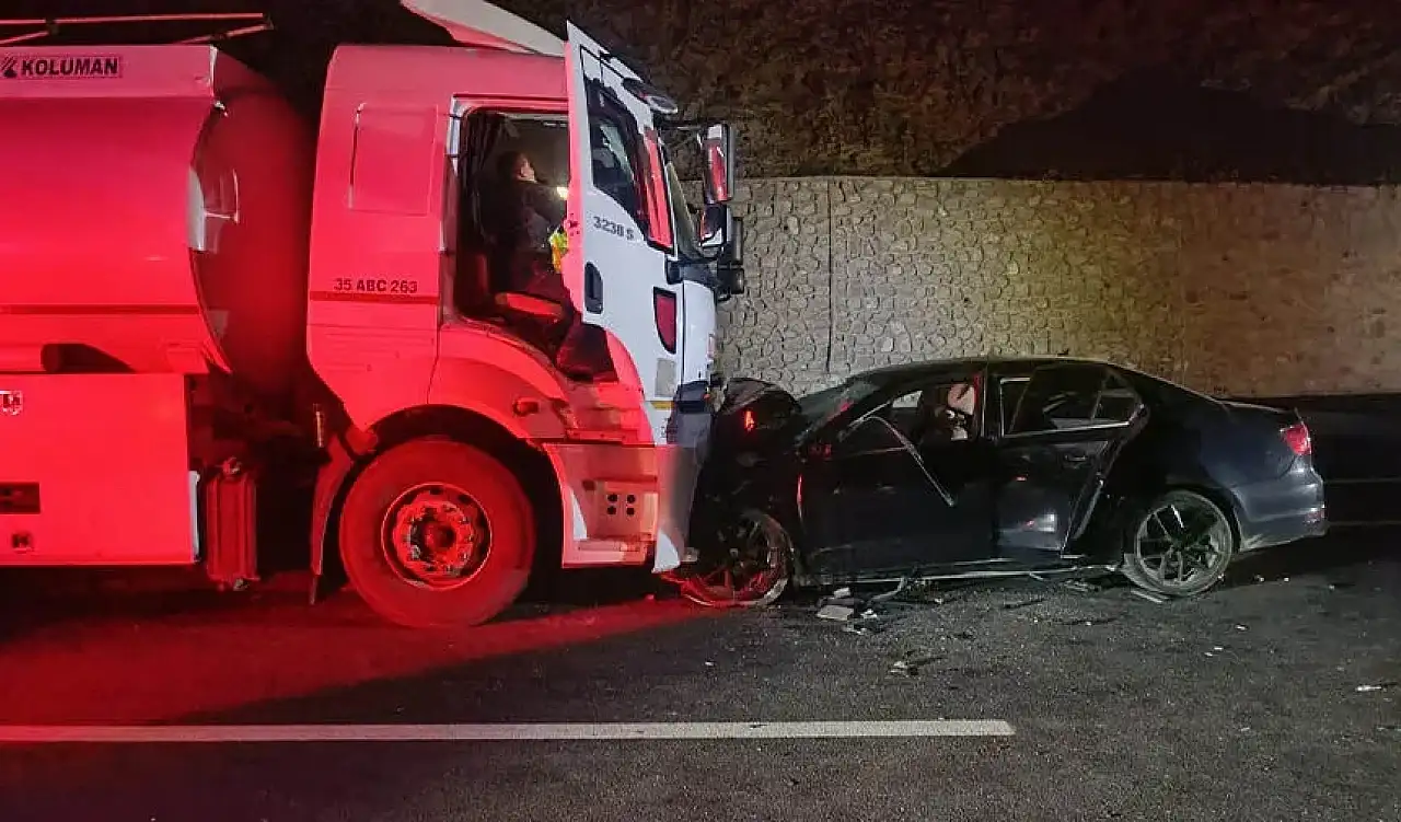 Van'da yakıt tankeri ile otomobil çarpıştı: 2 ölü, 4 yaralı