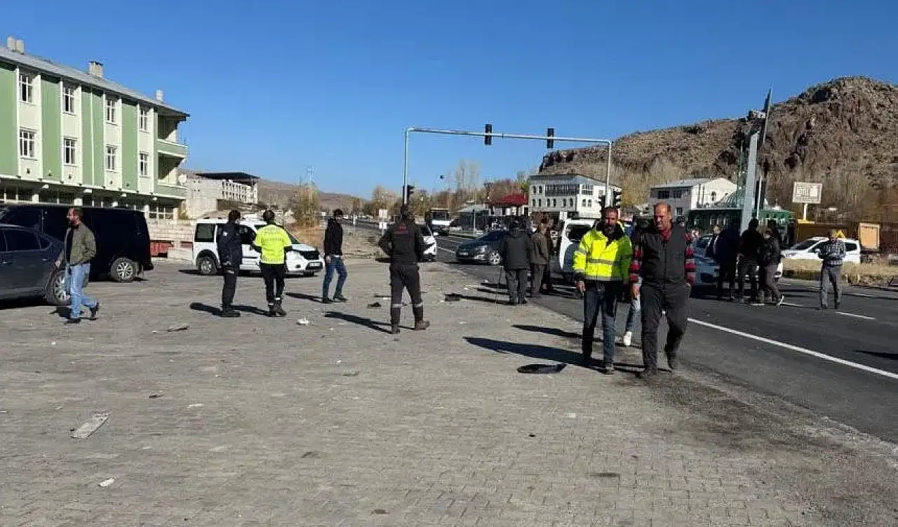 Van'da kum yüklü kamyon ile hafif ticari araç çarpıştı