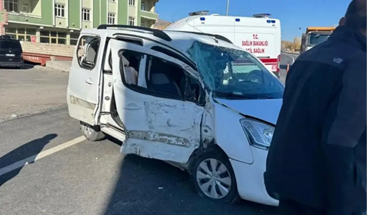 Van'da kum yüklü kamyon ile hafif ticari araç çarpıştı