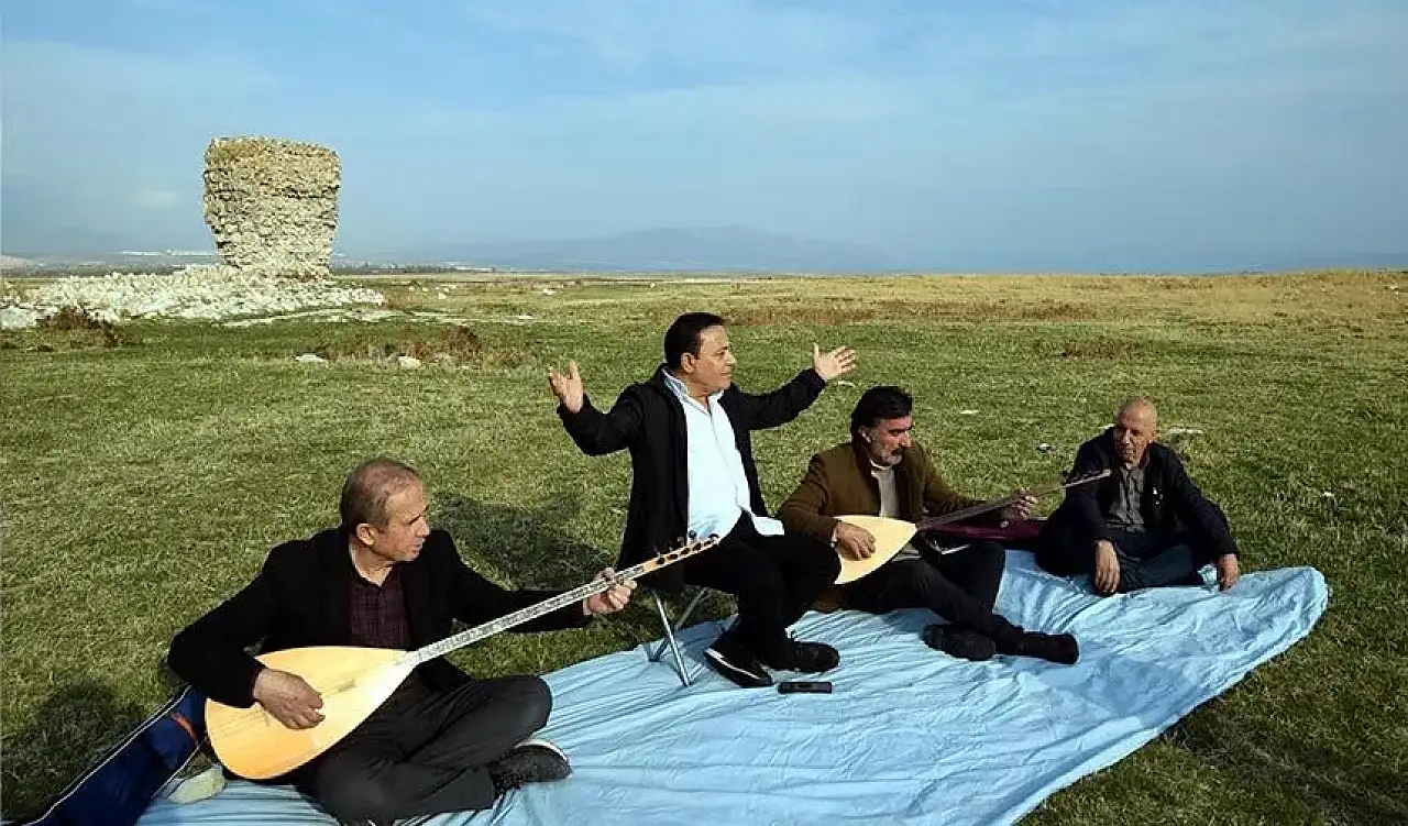 Van'da 40 yıl önce yüzdükleri alanda, saz çalıp türkü söylediler