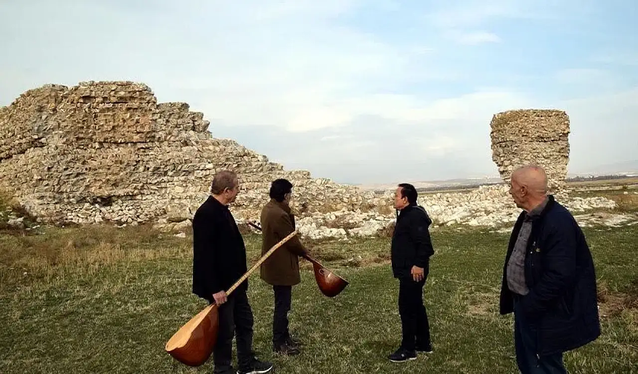 Van'da 40 yıl önce yüzdükleri alanda, saz çalıp türkü söylediler