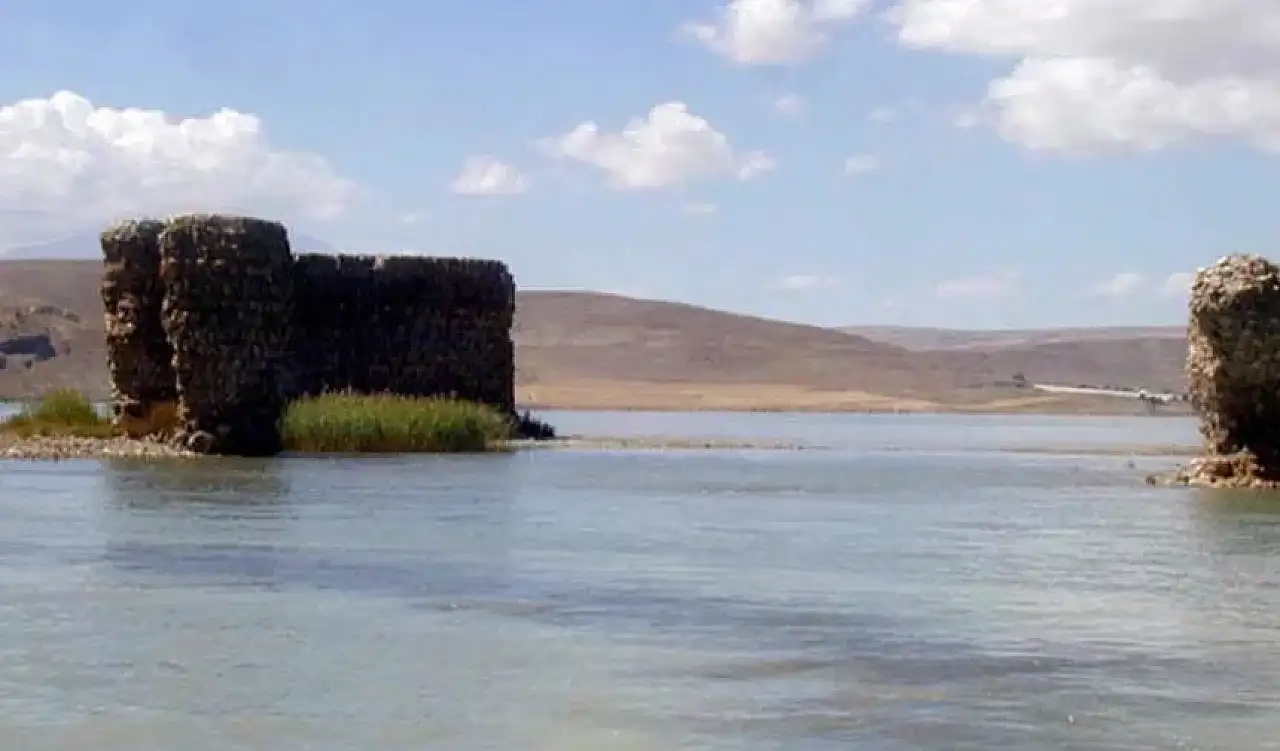 Van'da 40 yıl önce yüzdükleri alanda, saz çalıp türkü söylediler