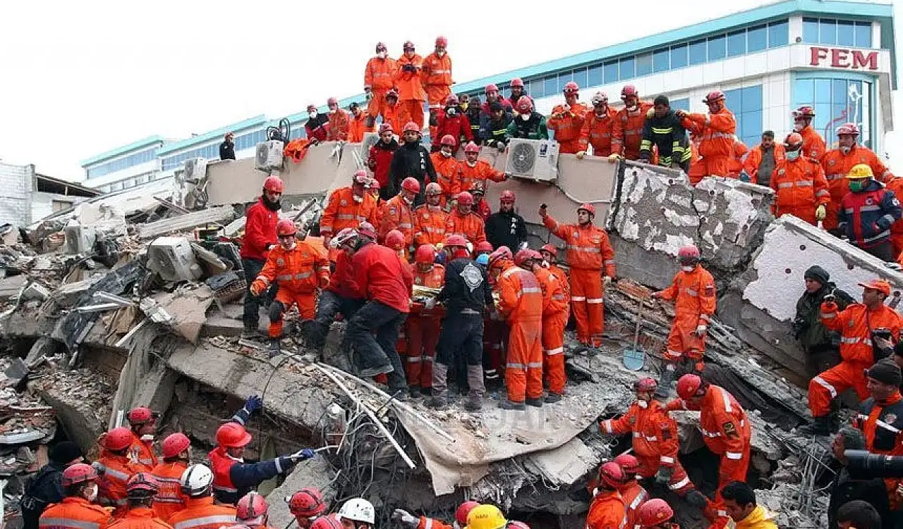 Yıkıcı Van depreminin üzerinden 14 yıl geçti!