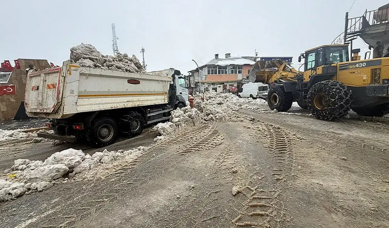 Van ve Hakkari'de kar yağışı etkili oldu 12 yerleşim yeri ulaşıma kapandı