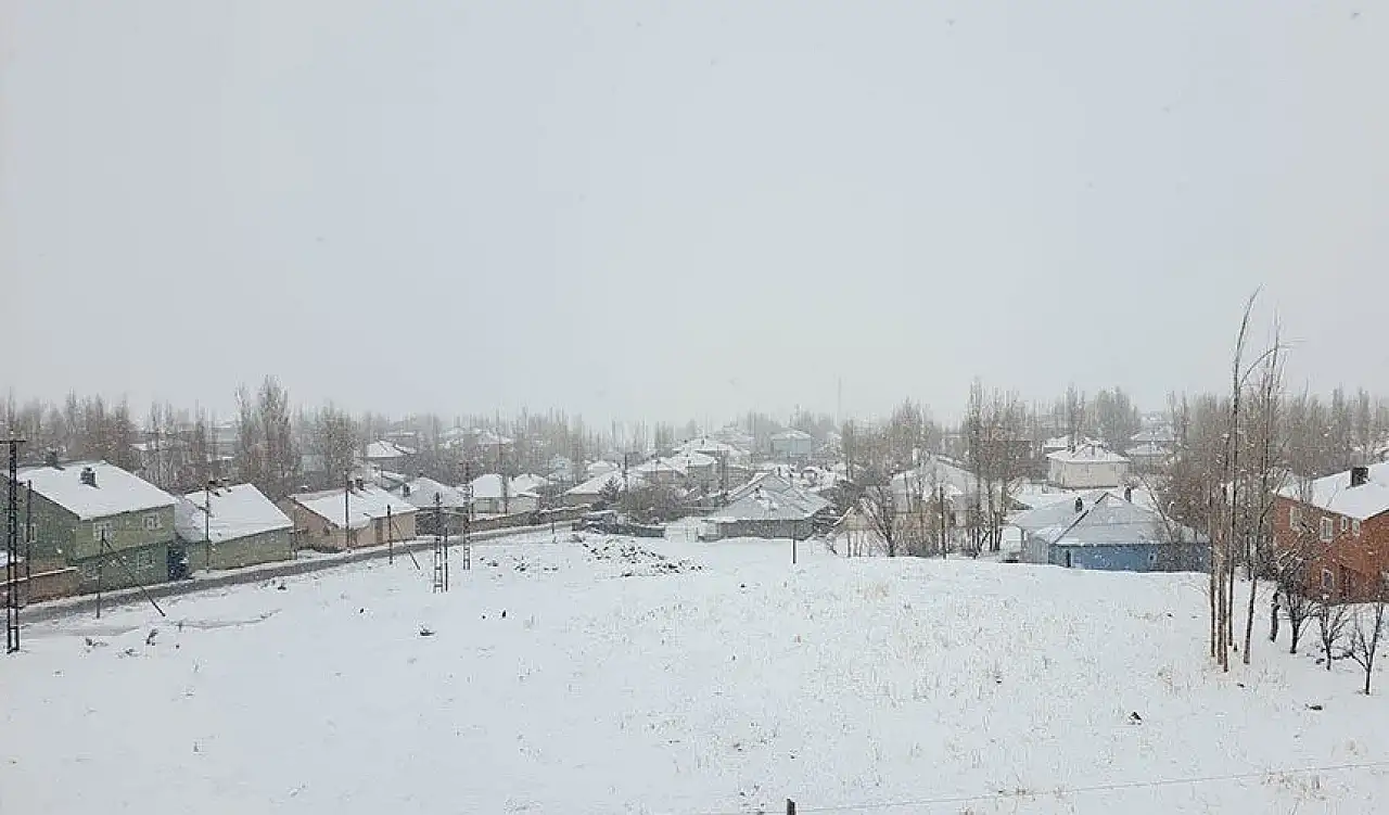 Van ve Hakkari'de kar yağışı etkili oldu 12 yerleşim yeri ulaşıma kapandı