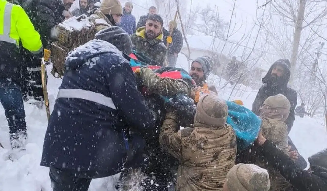 Van'da çığ faciası: Kayıp kadın kurtarıldı