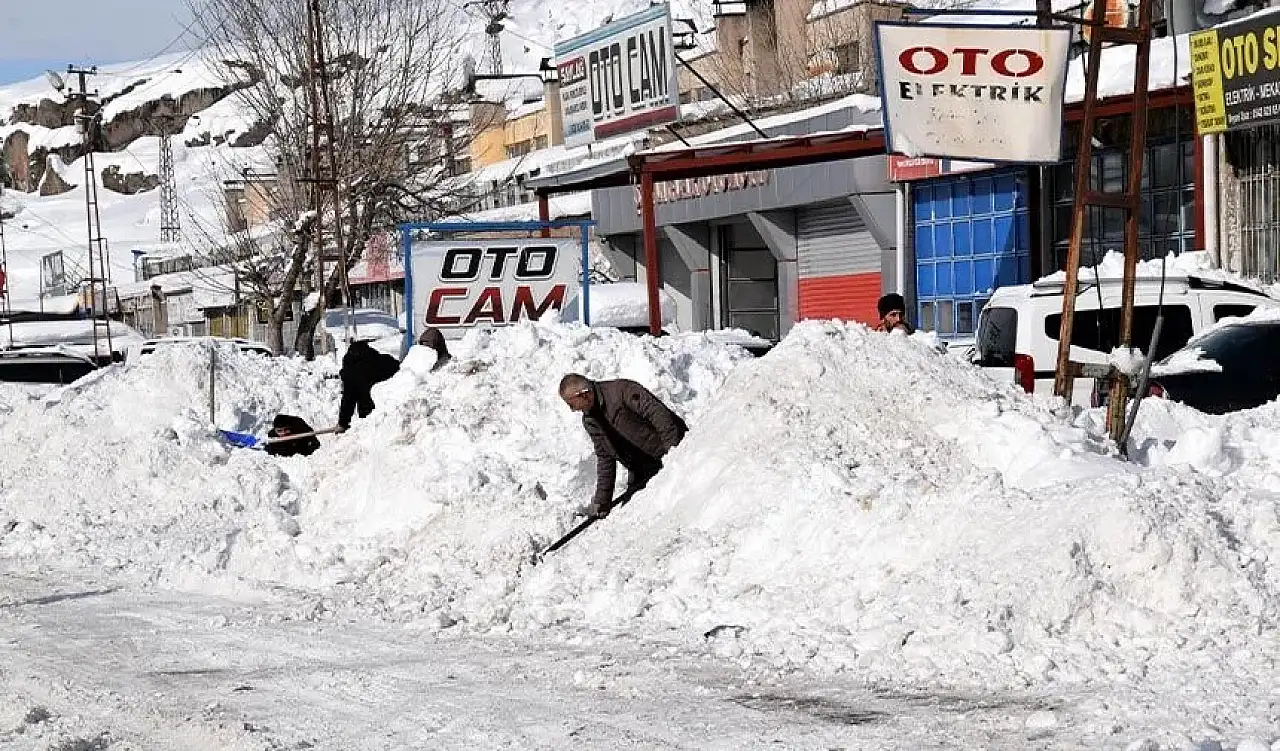 Erciş'te çalışmaya kar engeli: Sanayi esnafı 3 gün sonra dükkan açtı