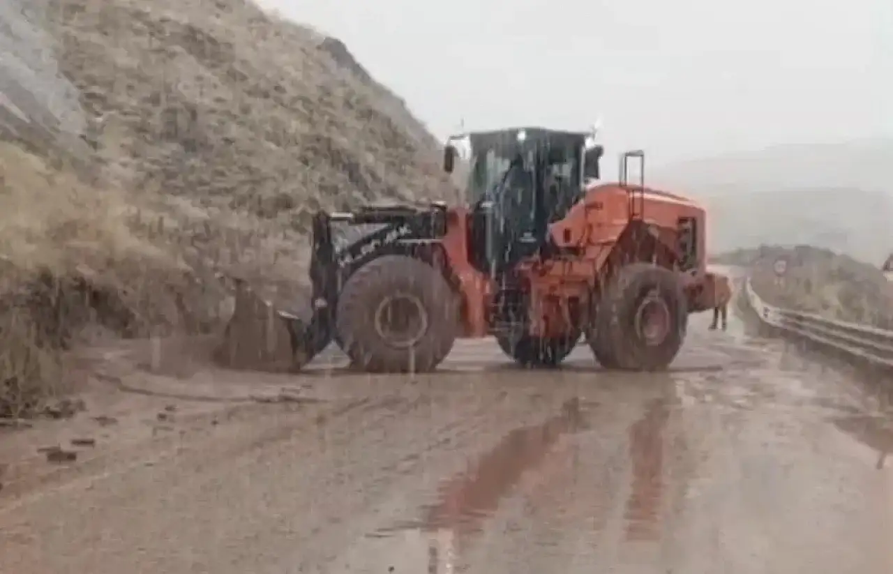 Yüksekova-Van kara yolunda heyelan meydana geldi