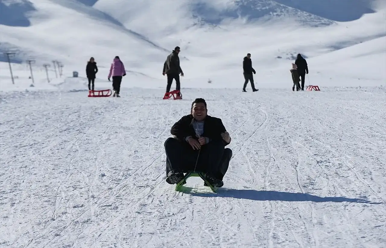 Van'daki Abalı Kayak Merkezi'nde kayak sezonu açıldı