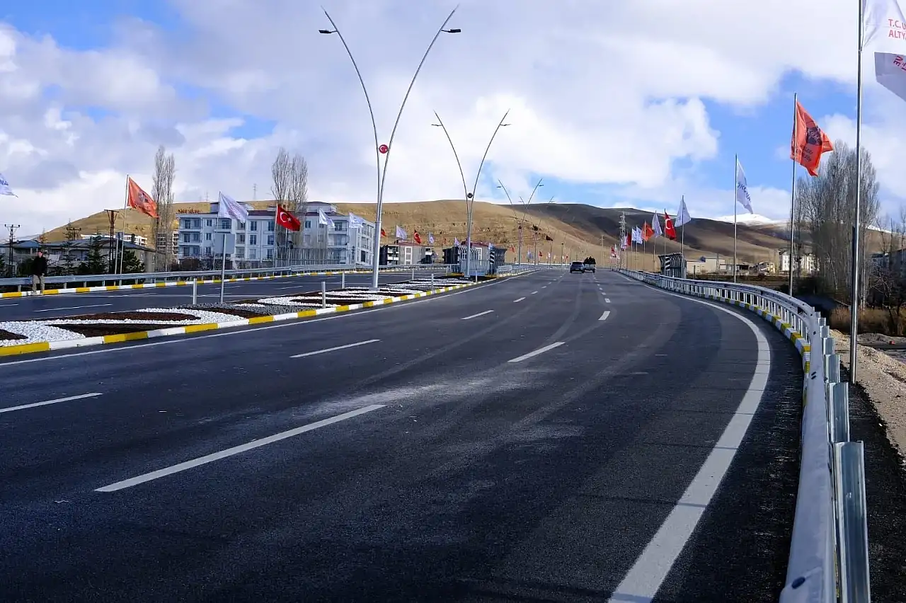 Van Çevre Yolu'nun 28 kilometresi trafiğe açıldı