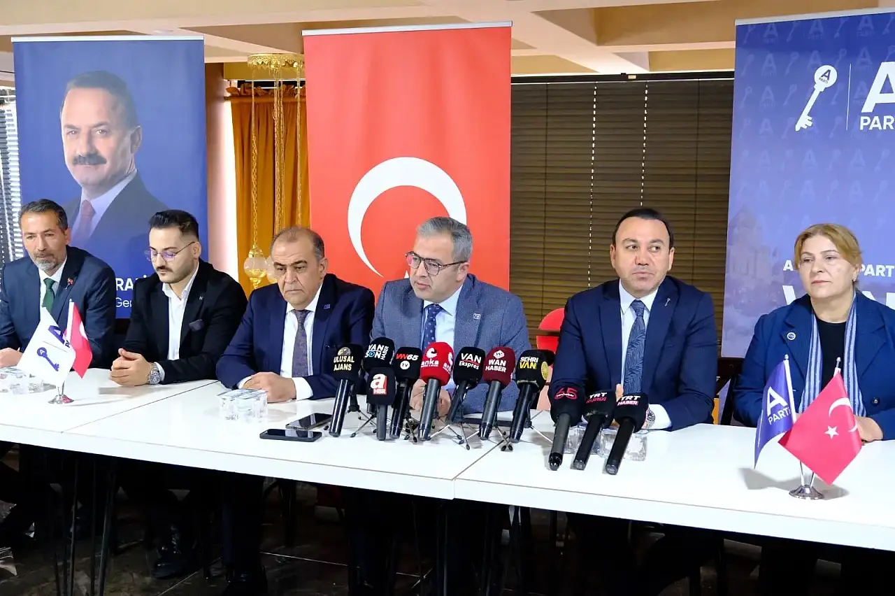 Anahtar Parti Genel Başkan Yardımcıları Van'da konuştu
