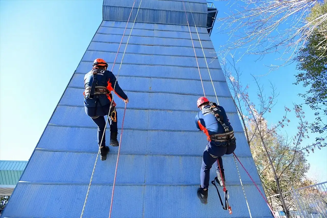 Van'da AFAD görevlileri, kendileri gibi ekipler yetiştiriyor