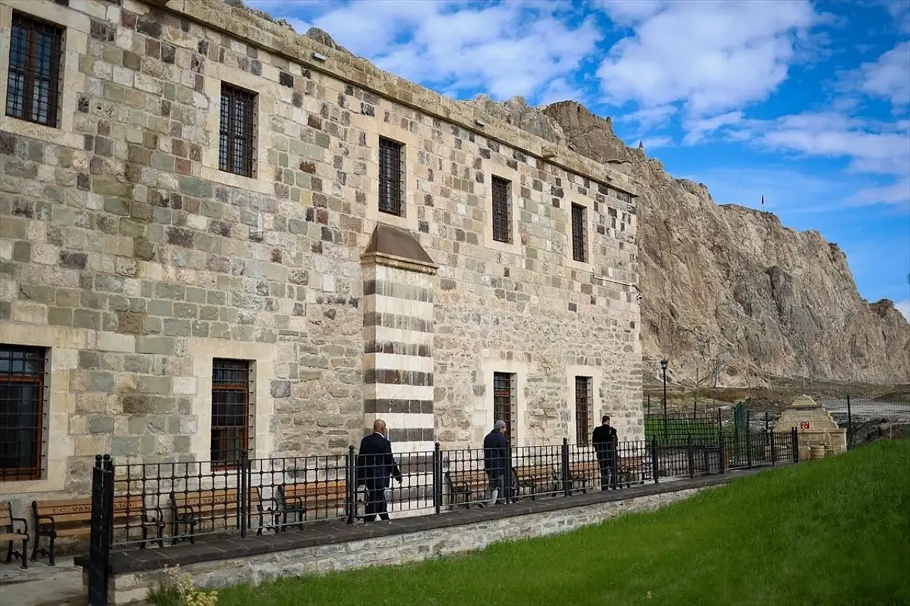 Van tarihi camisi cemaatiyle buluştu