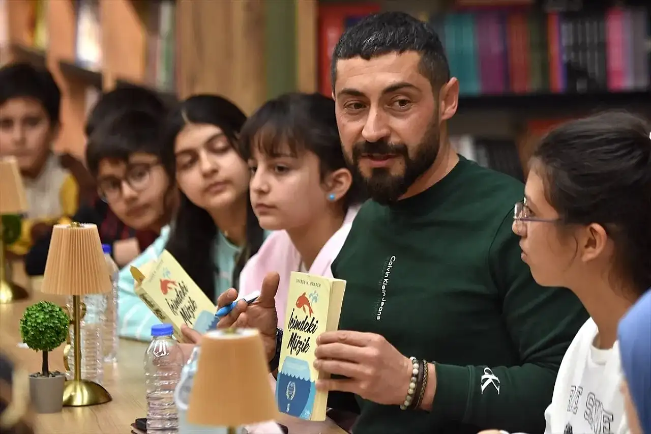Öğretmenler 'kitap tahlili' ile öğrencilere okuma alışkanlığı kazandırıyor