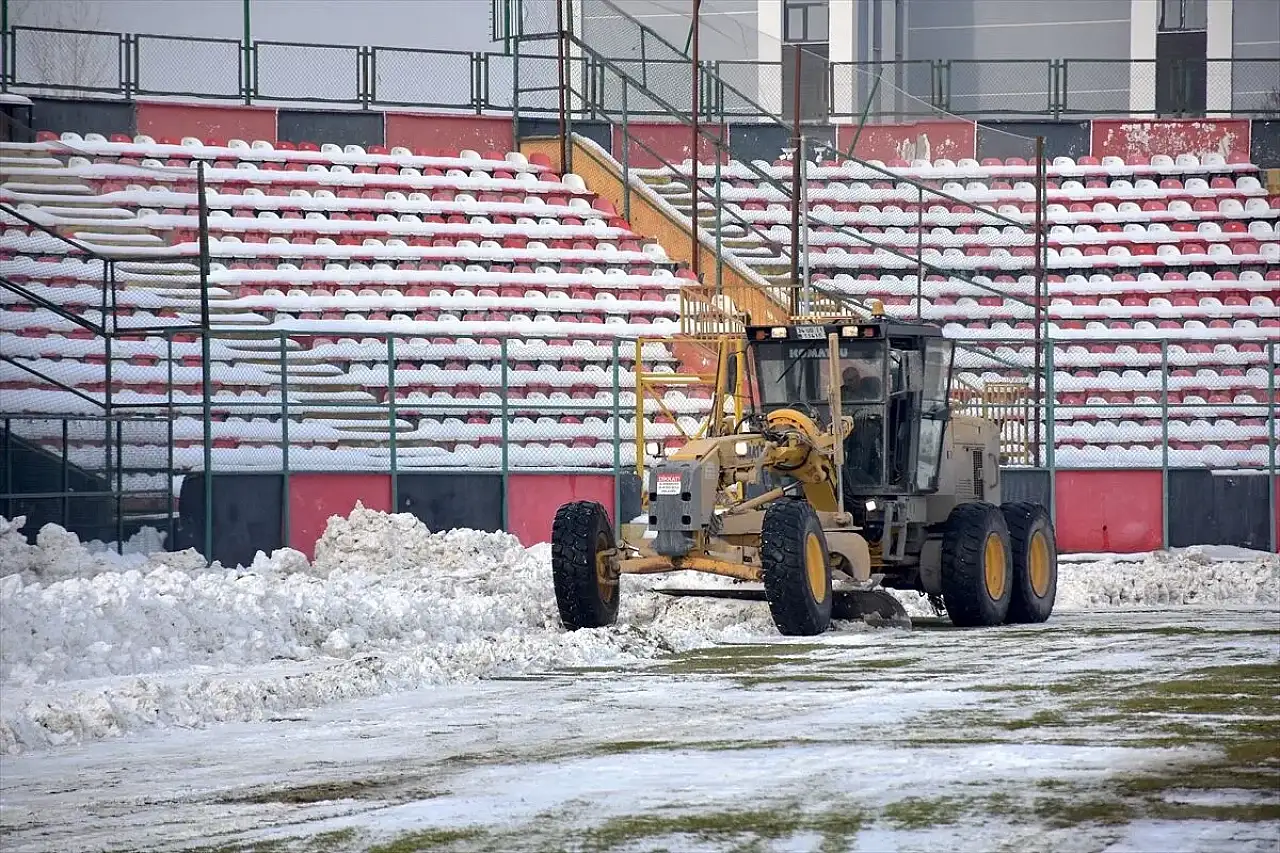 Vanspor maçı öncesi stadyum zemini kamyonlarla ezildi: Büyük tepki