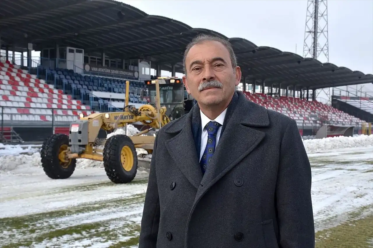 Vanspor maçı öncesi stadyum zemini kamyonlarla ezildi: Büyük tepki