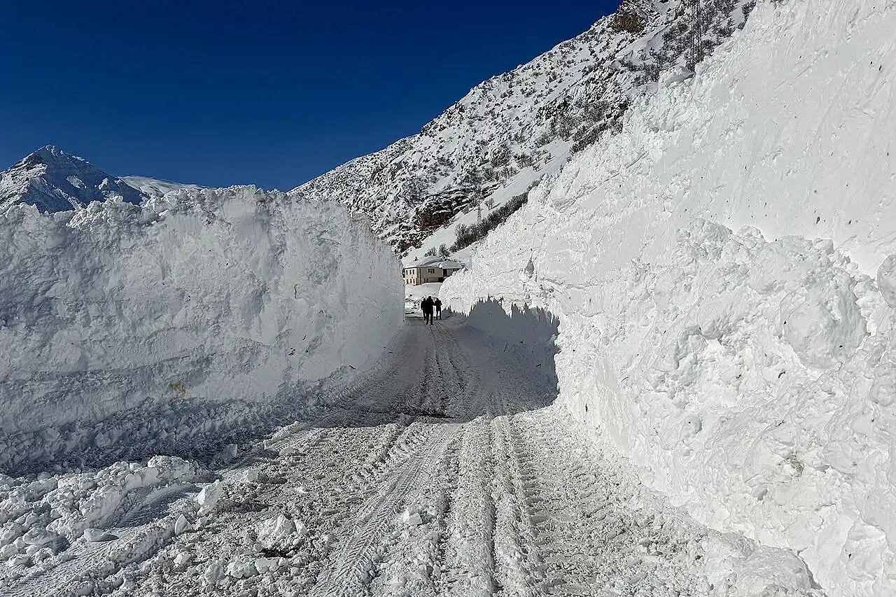 Van-Çatak kara yolu 4 gündür ulaşıma kapalı