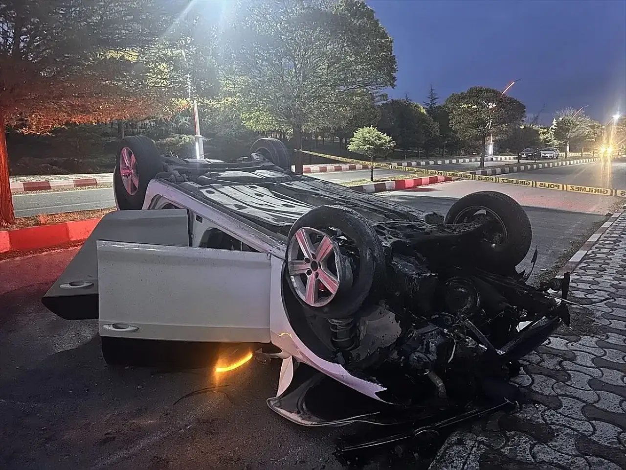 Van'da takla atarak devrilen otomobildeki 3 kişi yaralandı