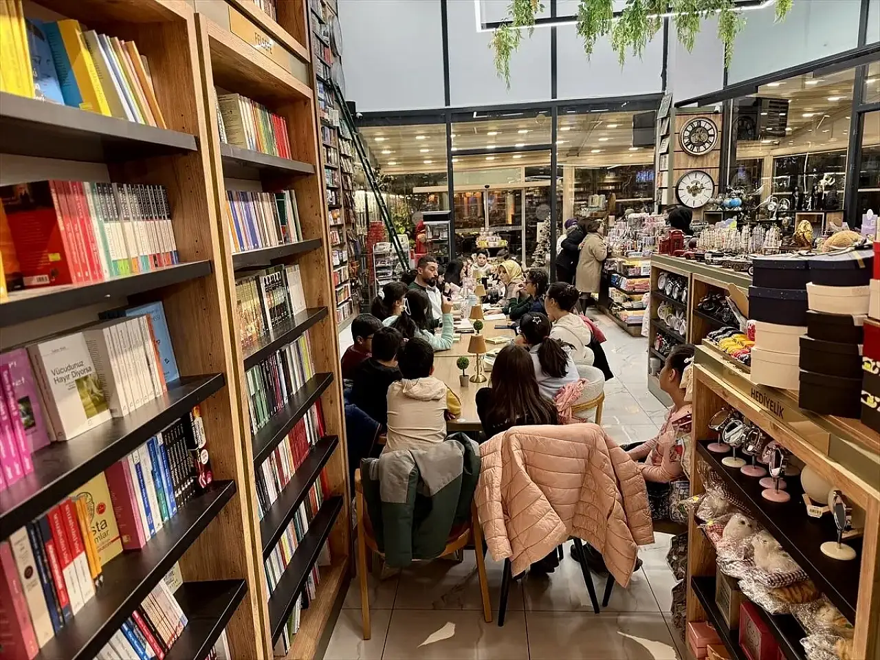 Öğretmenler 'kitap tahlili' ile öğrencilere okuma alışkanlığı kazandırıyor