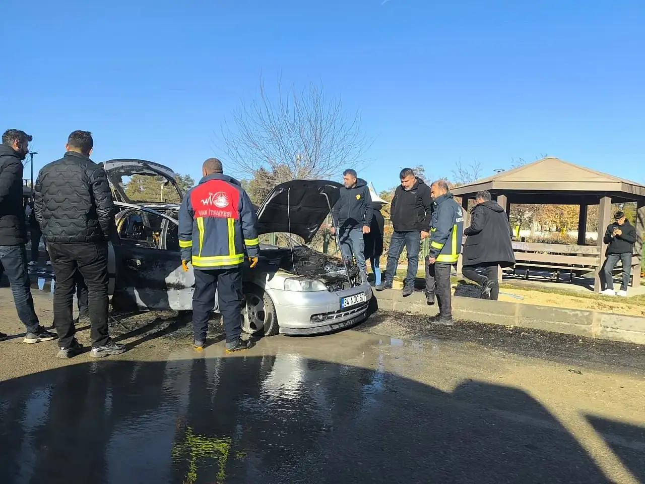 Van'da otomobil yangını korkuttu