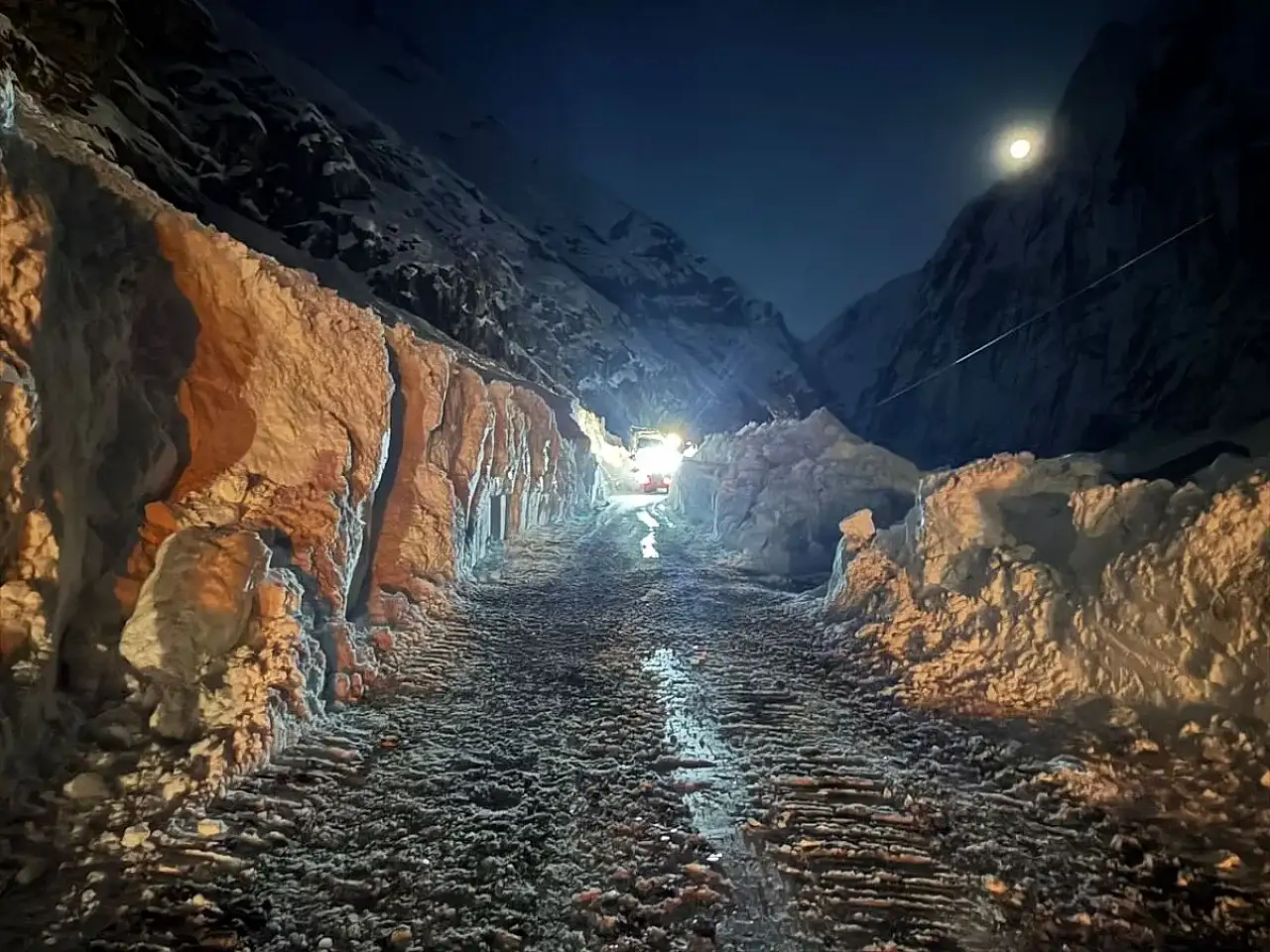 Çığ nedeniyle kapanan Hakkari-Van kara yolu açıldı